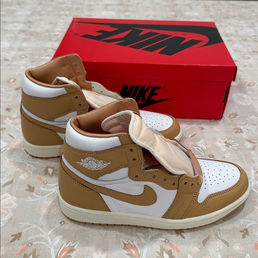 Nike Air Jordan 1 Retro High OG - Picture 2 of 8